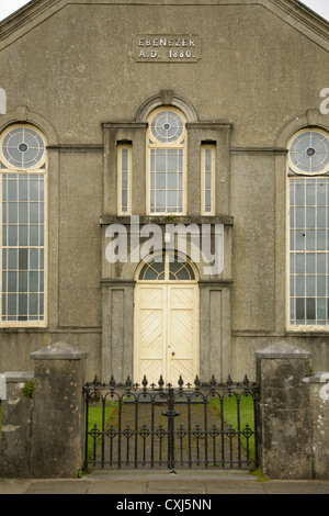 Vecchio stile vittoriano chiesa nel villaggio di Borth-y-Gest vicino a Porthmadog, Gwynedd, il Galles del Nord. Foto Stock