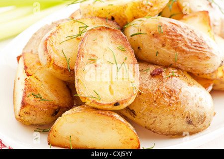 Patate arrosto come primo piano su una piastra bianca Foto Stock