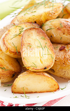 Patate arrosto come primo piano su una piastra bianca Foto Stock