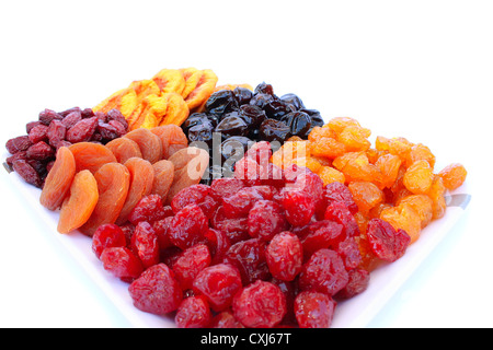 Frutta secca nella piastra isolata su sfondo bianco. Foto Stock