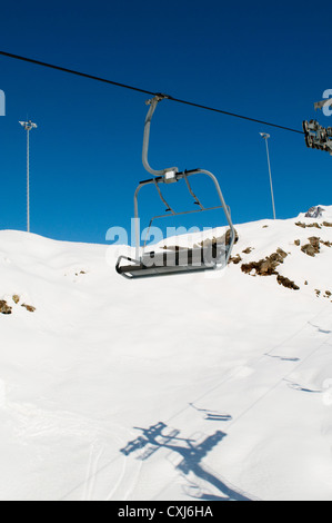 Ski lift sedie sulla luminosa giornata invernale Foto Stock