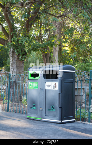 Rifiuti e riciclaggio bin, London, Regno Unito Foto Stock