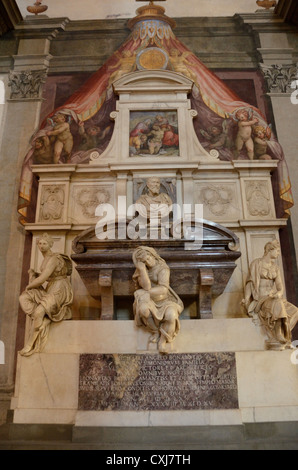 La tomba di Michelangelo Buonarroti nella Basilica di Santa Croce a Firenze, Italia. Morì a Roma nel febbraio 18th.,1564, all'età di 88 Foto Stock