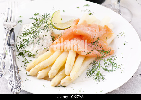 Asparagi bianchi con salmone Foto Stock