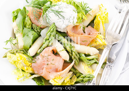 Con Insalata di asparagi e salmone affumicato Foto Stock