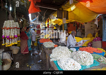 Ghirlande di fiori di venditori. Mercato Devaraja. Mysore. India Foto Stock