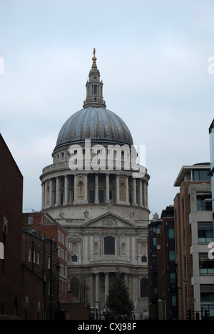 La cupola della cattedrale di St Paul visto dalla fine del Millennium Bridge Foto Stock