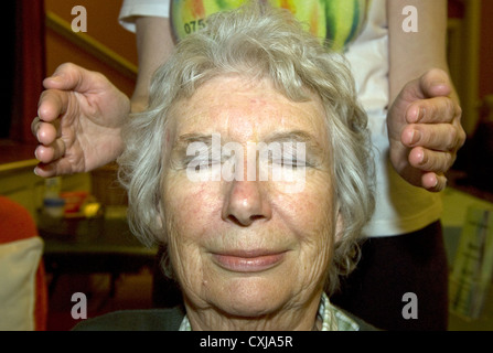 Reiki curante sul posto di lavoro a un terapie alternative evento, Alton, HAMPSHIRE, Regno Unito. Foto Stock