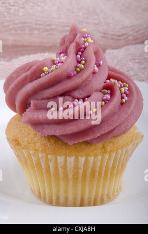 Home al forno cupcake alla fragola con granelli colorati Foto Stock
