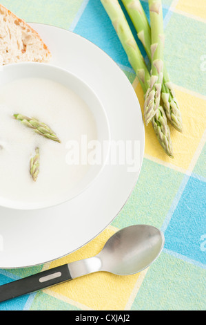 Miscelati cremosa zuppa di asparagi guarnita con asparagi verdi Foto Stock