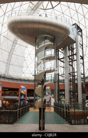 Atrio principale con scala a chiocciola e ascensori per piattaforma di visualizzazione in vetro ricoperto Victoria Square Shopping Centre Belfast Irlanda Foto Stock