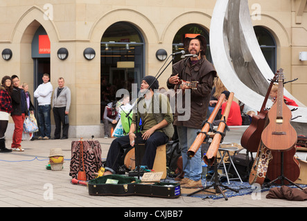 Irish buskers esecuzione in strada dal Spriti di Belfast scultura in Arthur Square Belfast Co Antrim Irlanda del Nord Regno Unito Foto Stock