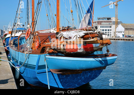 Primo piano della nave da pesca visto da dietro nel porto di Fécamp, comune in Seine-Maritime dipartimento in Francia Foto Stock