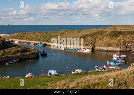 Le navi ormeggiate a Seaton Sluice ad alta marea in Northumberland, England, Regno Unito Foto Stock