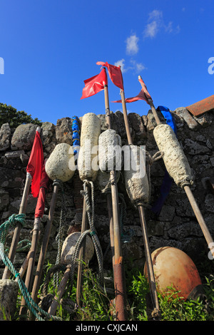 Le boe di segnalazione e bandiere a Isola Santa Lindisfarne. Foto Stock