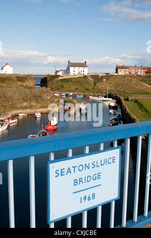 Una vista da Seaton Sluice ponte con le navi ormeggiate ad alta marea in Seaton Sluice, Northumberland, England, Regno Unito Foto Stock