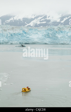 La barca di salvataggio e il ghiacciaio Hubbard nella baia di disincanto, Alaska, STATI UNITI D'AMERICA Foto Stock