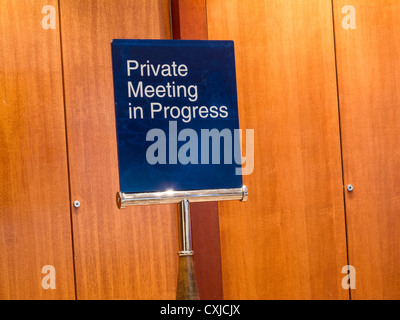 Riunione privata in segno di progresso Foto Stock