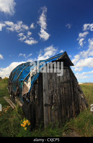Barca capovolta ora utilizzato come un capannone in Lindisfarne, Isola Santa. Foto Stock