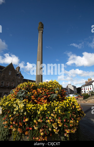 Città di Melrose, Scozia. Vista colorate di Melrose Mercat Cross con High Street in background. Foto Stock