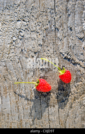 Due dolci rosso lampone su sfondo di legno Foto Stock