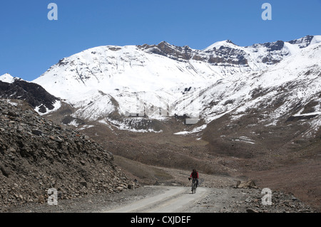 Ciclista vicino patseo, manali-leh autostrada, lahaul e spiti, Himachal Pradesh, India Foto Stock