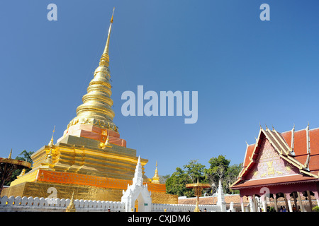 Wat Phra That Chae Haeng soggiorno sulla cima di una collina con una vista di Nan e la valle, a nord della Thailandia. Foto Stock