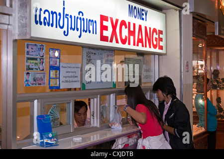 Lo scambio di denaro, Vientiane, Laos Foto Stock