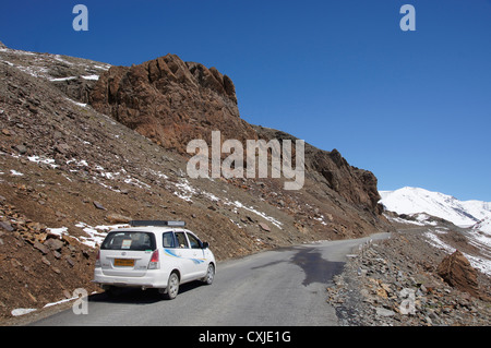 Paesaggio vicino baralacha la (bara-lacha-pass, 4890m), manali-leh autostrada, lahaul e spiti, Himachal Pradesh, India Foto Stock