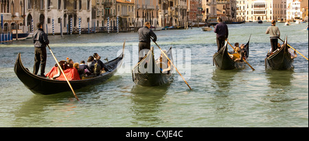 Quattro gondole di prendere i turisti verso il basso il Grand Canal, Venezia, Italia Foto Stock