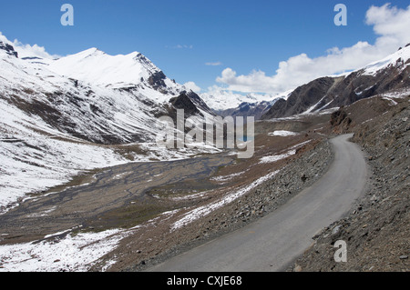 Paesaggio vicino baralacha la (bara-lacha-pass, 4890m), manali-leh autostrada, lahaul e spiti, Himachal Pradesh, India Foto Stock