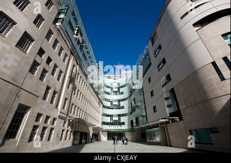 Guardando al nuovo / moderno centro di broadcast di estensione della BBC Broadcasting House Edificio in Portland Place, Londra. Regno Unito. Foto Stock