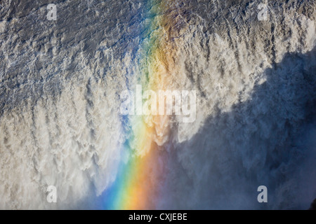 Rainbow su cascate di Dettifoss, Jokulsargljufur canyon, Islanda Foto Stock