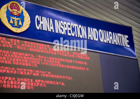 Segno del display / Informazioni / scheda di immigrazione Cinese / in arrivo & entrando in Cina. Beijing Capital International Airport, PRC Foto Stock