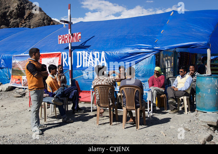 Camp su strada tra Baralacha La (Bara-Lacha-Pass, 4890m) e Sarchu, Manali-Leh autostrada, Lahaul e Spiti, Himachal Pradesh, India Foto Stock