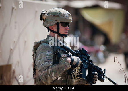 Un US Airman con il 455th Expeditionary forze di sicurezza Squadron sta di guardia mentre i materiali di consumo sono consegnati a una polizia nazionale afgana station Settembre 22, 2012 al di fuori di Bagram Airfield, Afghanistan. Foto Stock