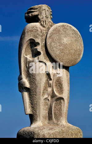 Spagna Galizia: statua del re celtico "Bregoán' nella scultura del Parco Torre di Hercules in A Coruña Foto Stock