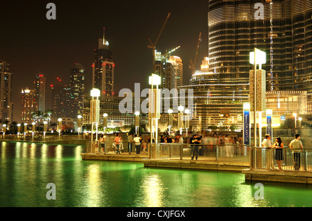 La zona turistica vicino a Burj Khalifa. È il grattacielo più alto del mondo (altezza 828m, 160 piani), Dubai EMIRATI ARABI UNITI Foto Stock