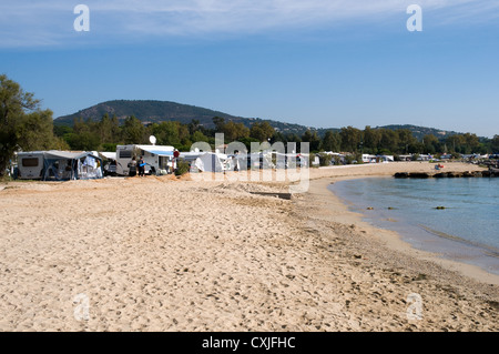 Un campeggio vicino a Port Grimaud nel sud della Francia offre piazzole lungo il retro della spiaggia. Foto Stock