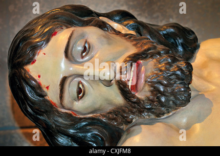 Spagna, San Giacomo modo: volto del crocifisso Gesù Cristo sul grembo della madre Maria nella Basilica de la Encina di Ponferrada Foto Stock