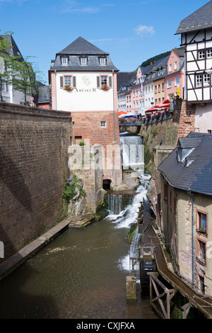 Cascata nella città vecchia di Saarburg, distretto Trier-Saarburg, Renania-Palatinato, Germania, Europa Foto Stock