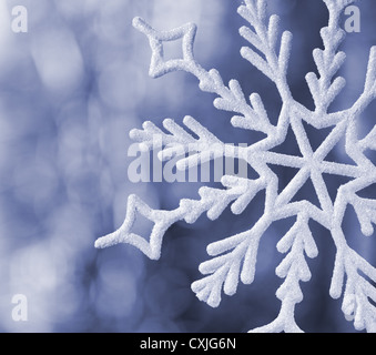 Grande fiocco di neve nei toni del blu. Molto sfondo sfocato Foto Stock