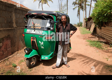 Tuck Tuck driver con il suo veicolo, Waikkal Village, Sri Lanka Foto Stock