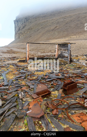 Resti di magazzino sul isola di Beechey in alta Canadese Artico, costruito nella speranza perduta spedizione Franklin gli uomini potessero trovare Foto Stock