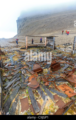 Resti di magazzino sul isola di Beechey in alta Canadese Artico, costruito nella speranza perduta spedizione Franklin gli uomini potessero trovare Foto Stock