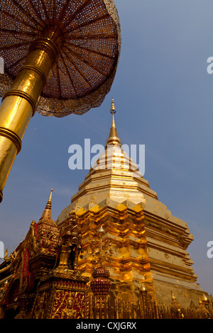 Il golden Stupa del tempio Buddista Wat Phra That Doi Suthep vicino a Chiang Mai in Thailandia Foto Stock