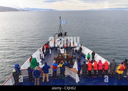 I passeggeri a bordo di avventura del Canada la nave di crociera, il Clipper Adventurer, cercare iceberg nelle acque di Nunavut, Canada Foto Stock