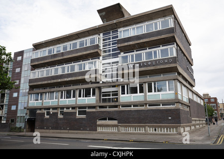 Parte del gruppo di saggi sede sul Greendyke Street Glasgow Scotland Regno Unito Foto Stock