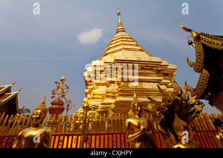Il golden Stupa del tempio Buddista Wat Phra That Doi Suthep vicino a Chiang Mai in Thailandia Foto Stock