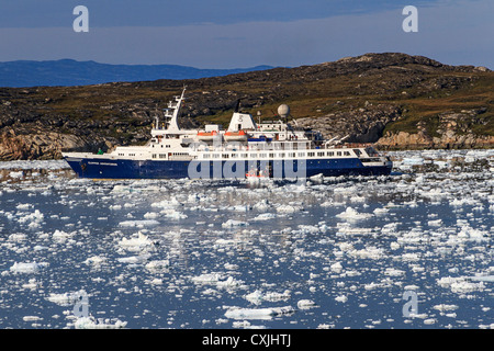 La nave di crociera Clipper Adventurer siede al di ancoraggio in ghiaccio soffocato il porto della baia di Disko, Ilulissat Foto Stock